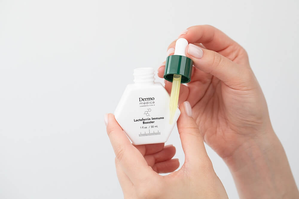 Dermomedica Lactoferrin Immuno Booster Serum dla skóry skłonnej do trądziku pospolitego, różowatego, trądziku grzybiczego oraz ŁZS 30 ml