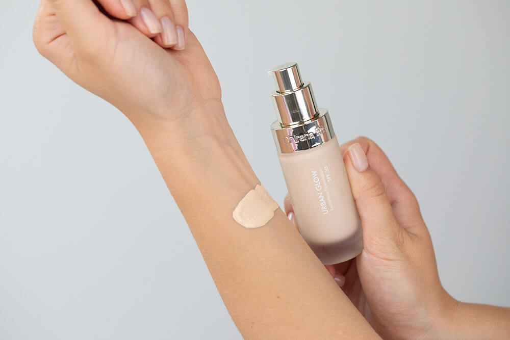 Dr Irena Eris Urban Glow Luminous Foundation SPF 30 Podkład rozświetlający (kolor 010W Ivory) 30 ml