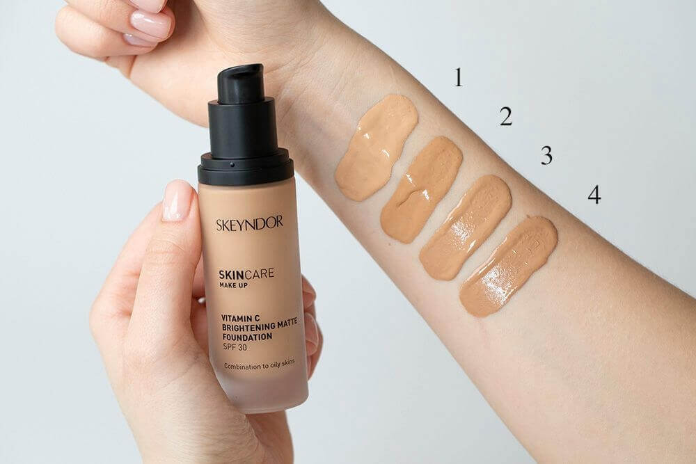 Skeyndor Vitamin C Brightening Matte Rozświetlający podkład matujący z wit. C (kolor 03) 30 ml