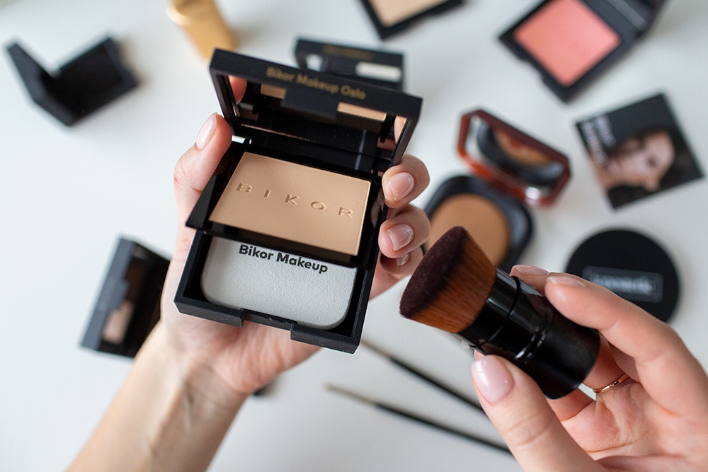 Bikor Oslo Compact Powder Puder - N°4 Instant awake (jasny miodowy) 8 gBikor Black Oslo Pędzel do pudru Oslo