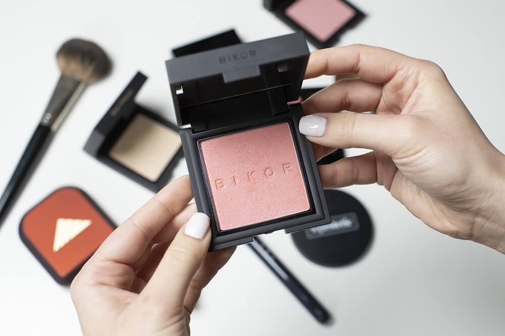 Bikor Como Blush Róż - N°4 Summer Glow Satined (satynowy, opalizujący róż) 8 g