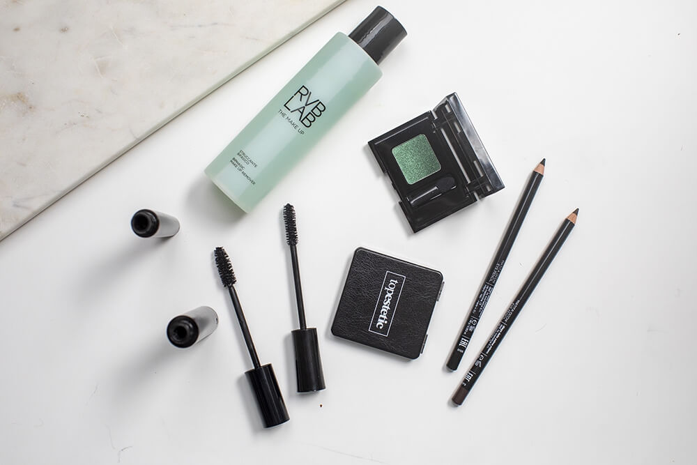 RVB LAB Make Up Biphasic Make Up Remover Dwufazowy zmywacz do makijażu 125 mlRVB LAB Make Up Essential Eyeshadow Cień do powiek (nr 07) 2 gRVB LAB Make Up Eye Pencil Kredka do oczu (nr 11) 1,5 gRVB LAB Make Up Eye Pencil Kredka do oczu (nr 12) 1,5 gRVB LAB Make Up False Eyelashes Mascara 21 Tusz z efektem sztucznych rzęs 9 mlRVB LAB Make Up Extra Volume Mascara 11 Tusz extra pogrubiający 14 ml