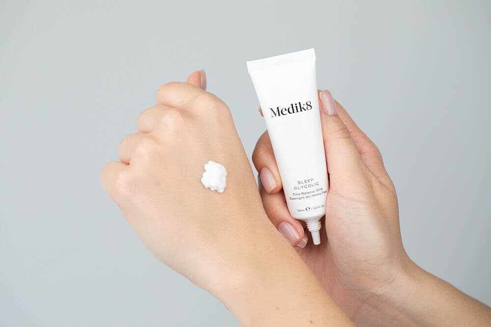 Medik8 Sleep Glycolic Peeling z opóźnionym uwalnianiem kwasów AHA do stosowania na noc 30 ml