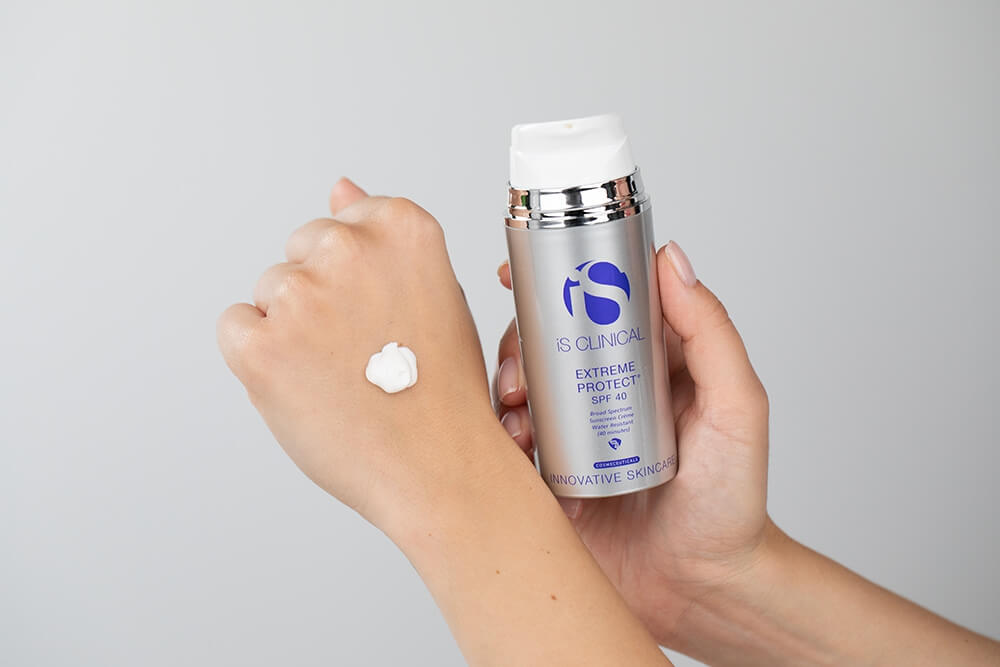 iS Clinical Extreme Protect SPF 40 Nawilżający krem z ochroną przeciwsłoneczną (kolor bezbarwny) 100 g