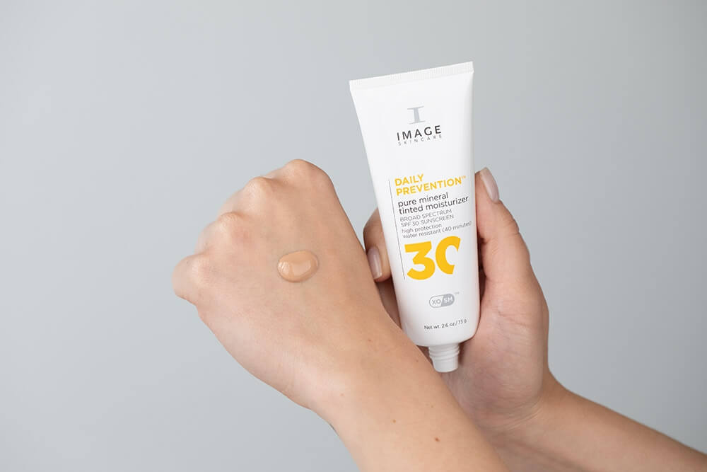 Image Skincare Pure Mineral Tinted Moisturizer SPF 30 Podkład z mineralną ochroną i pielęgnacją 3 w 1 (odcień uniwersalny) 73 g