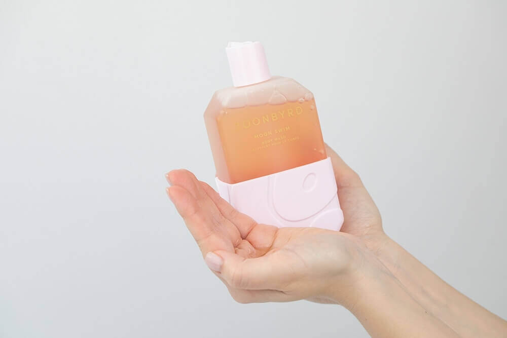 Joonbyrd Moon Swim Body Wash Nawilżający żel pod prysznic o nutach zapachowych wanilii, syropu klonowego, karmelu i kawy 350 ml