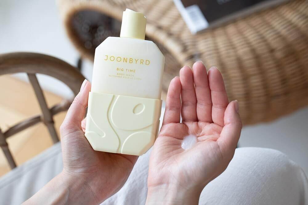 Joonbyrd Big Time Body Wash Energetyzujący żel pod prysznic o nutach zapachowych piżma, brzoskwini, banana, kakao i fasoli tonka 350 ml