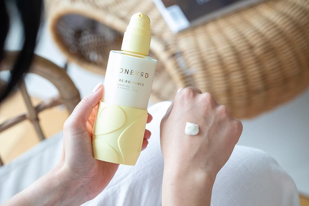Joonbyrd Future Romance Body Glaze Eliksir do ciała z efektem glass skin o nutach zapachowych piżma, brzoskwini, banana, kakao i fasoli tonka 200 ml