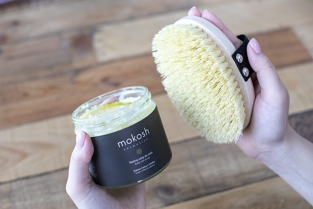 Mokosh Body Salt Scrub Green Coffee & Tobacco Peeling solny do ciała - Zielona kawa z tabaką 300 gMokosh Body Massage Brush Szczotka do masażu ciała 1 szt.