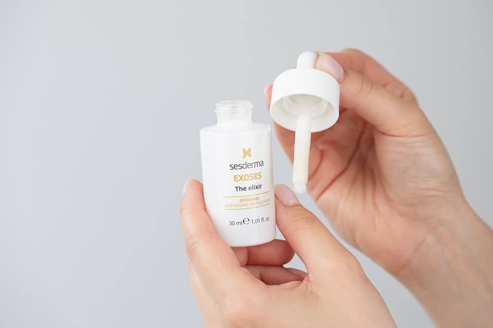 Sesderma Exoses Eliksir Serum wielozadaniowe z egzosomami, które łączy działanie przeciwstarzeniowe, nawilżające i depigmentujące 30 ml