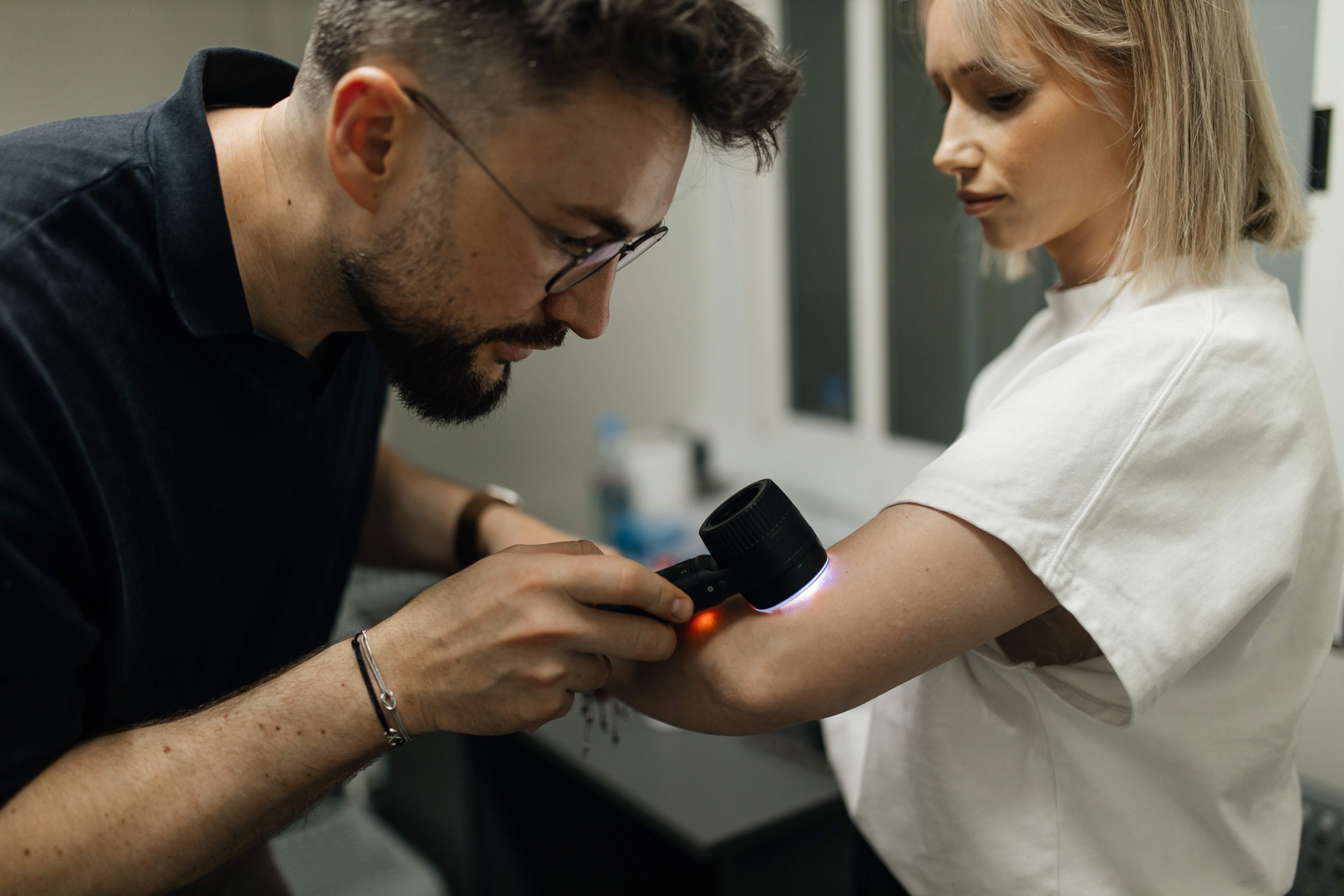UVaga wyprzedź czerniaka - darmowa dermatoskopia w Twojej okolicy! Fundacja Topestetic i Fundacja Sensoria