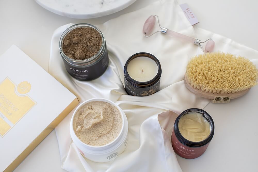 Mokosh Bronzing Body & Face Balm Orange & Cinnamon Brązujący balsam do ciała i twarzy - Pomarańcza z cynamonem 180 mlAlkmie Orient Chram Świeca sojowa 180 mlBioxidea Mirage 48 Excellence Gold ZESTAW Maska na twarz nawilżająco - przeciwstarzeniowa 3 szt.Mokosh Dead Sea Mud Face & Body Mask Błoto z Morza Martwego - Maska na twarz i ciało 250 mlBe The Sky Girl Pina Colada Cukrowy peeling do ciała 220 g