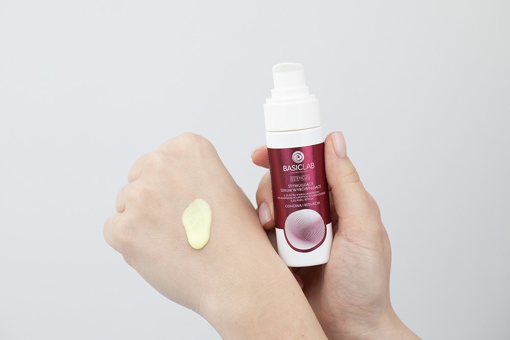 BasicLab Odnowa i Redukcja Stymulujące serum wyrównujące, 0,5% estru kwasu adapalenu, 10% kompleksu polipeptydu kolagenowego, 0,5% PDRN, retinal 30 ml