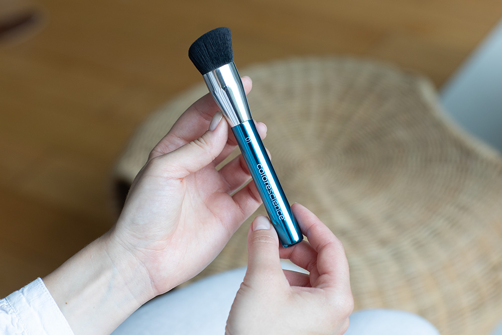 Colorescience Angled Brush Profesjonalny, wielozadaniowy pędzel do twarzy 1 szt