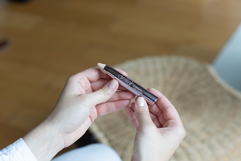 Delilah Farewell Cream Concealer Korektor w kredce (kolor Linen) 3,8 g