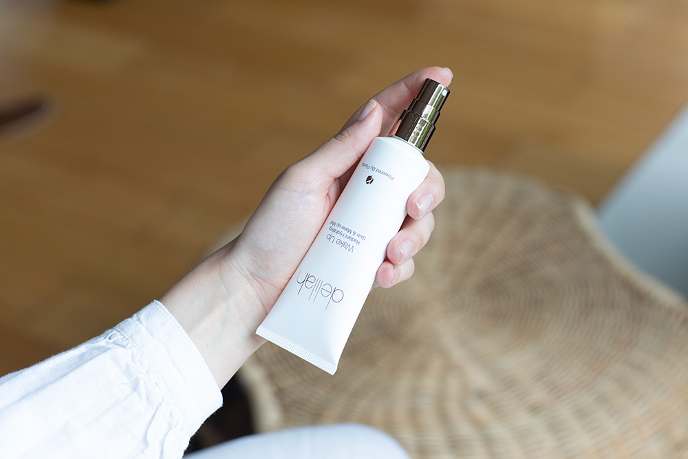 Delilah Wake Up Radiant Hydrating Skin and Make-up Mist Wielozadaniowa mgiełka rozświetlająco - nawilżająca 80 ml