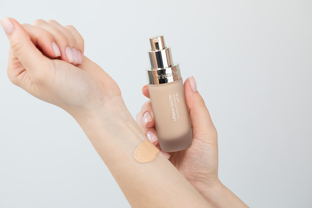 Dr Irena Eris Urban Glow Luminous Foundation SPF 30 Podkład rozświetlający (kolor 020C Rose Beige) 30 ml