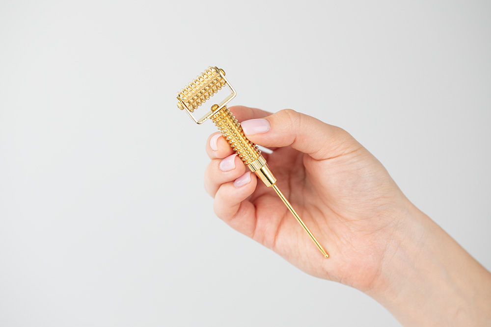 Easy Livin Gold Derma Roller Roller z miedzi niwelujący zmęczenie i stres 1 szt.