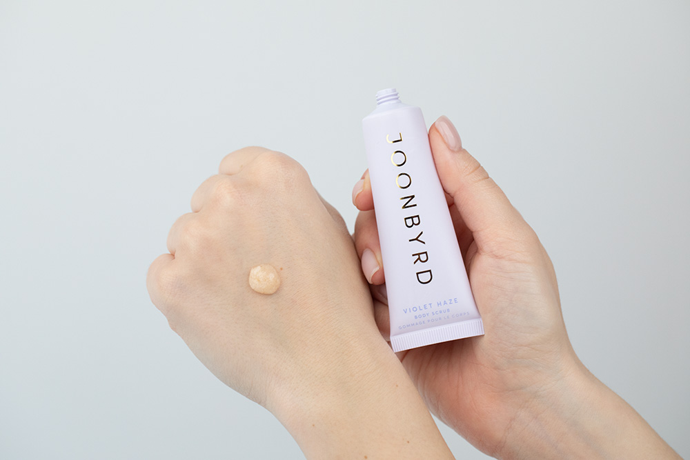 Joonbyrd Violet Haze Body Scrub Peeling do ciała o nutach zapachowych wanilii, piżma, białej lilii, kremowej czekolady i kardamonu 30 ml