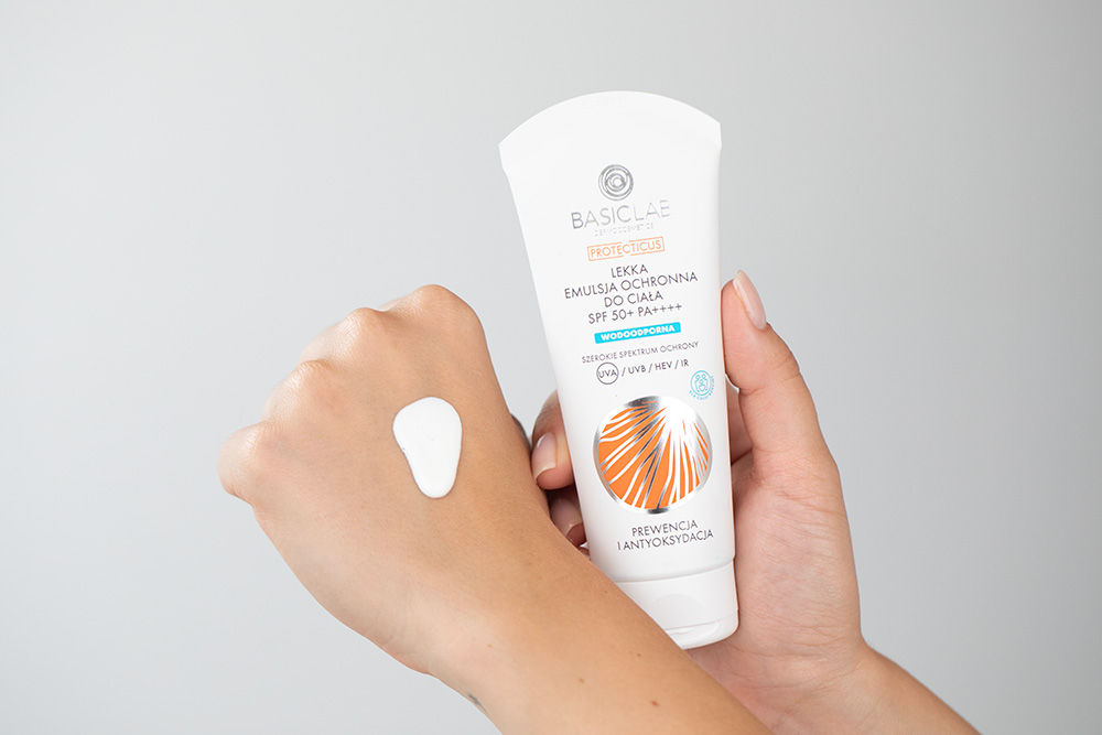 BasicLab Prewencja i Antyoksydacja SPF 50+ PA++++ Lekka emulsja ochronna do ciała 100 ml
