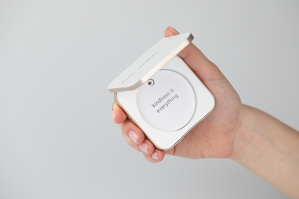 Jane Iredale Refillable Compact WHITE Aluminiowa puderniczka do pudru prasowanego (kolor biały) 1 szt