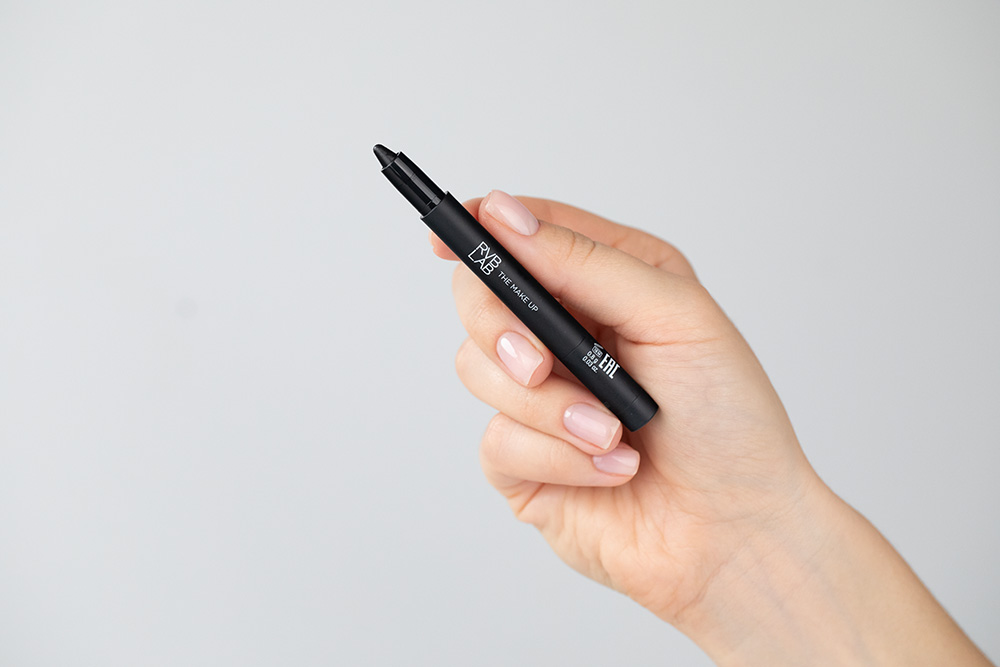 RVB LAB Make Up More Than This Kremowy cień w sztyfcie (nr 61 - Czarny) 0,8 ml