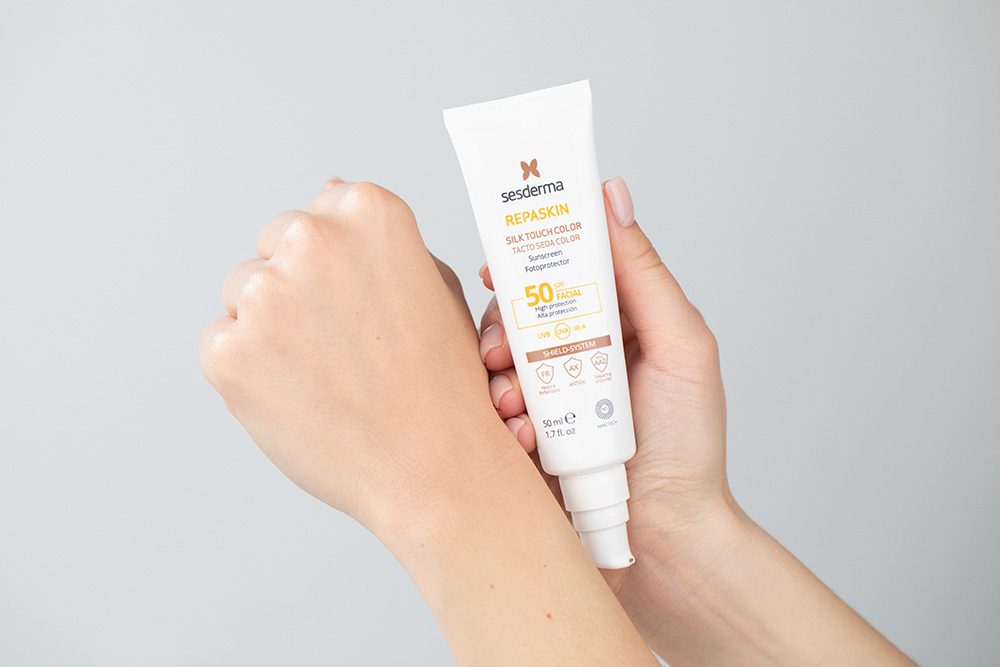 Sesderma Repaskin Silk Touch Color SPF 50 Koloryzujący krem zapewniający wysoką ochronę przeciwsłoneczną 50 ml